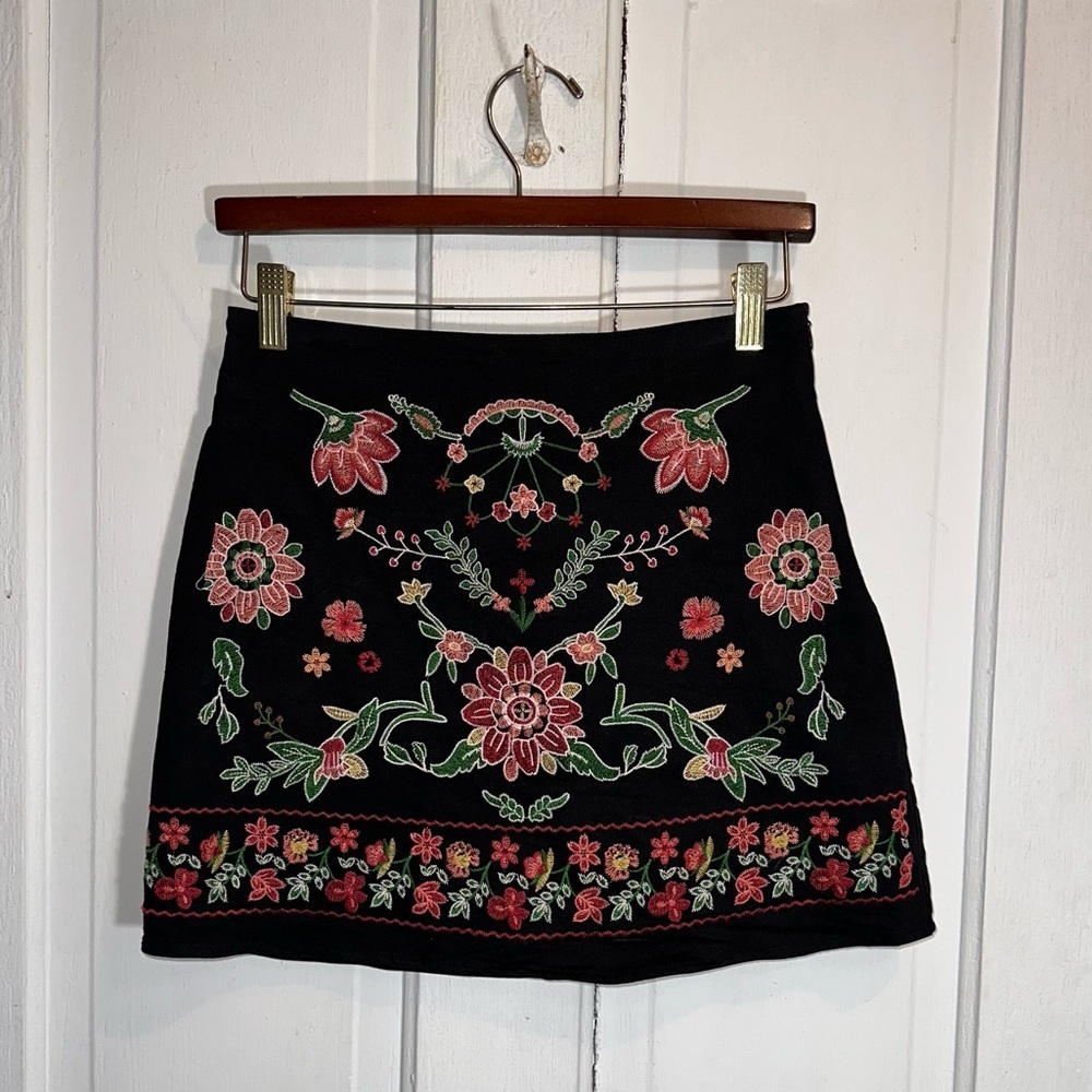Mi Ami Marty Black Embroidered Floral Mini Skirt Size Small - Picture 4 of 7